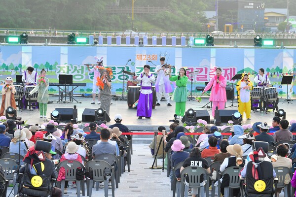 지난 5월 길동무 꽃길축제에서 창극 공연 중인 (사)청강창극단[사진=장성군 제공]