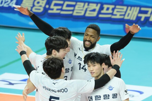 [KOVO] 대한항공, 현대캐피탈 꺾고 전승으로 프로배구 <b>컵대회</b> 준결승행