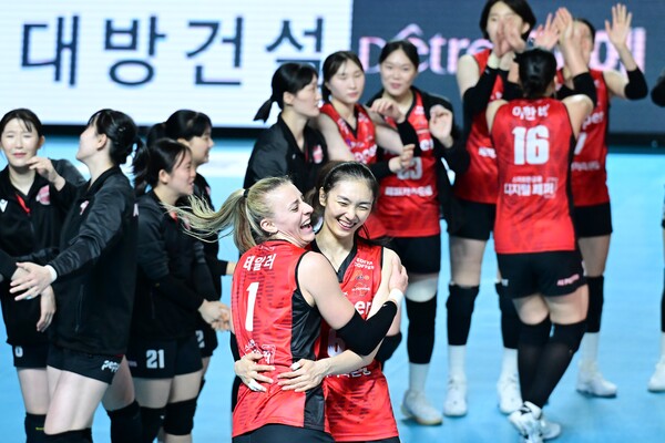 살아나는 <b>페퍼</b>, 정관장 꺾고 창단 후 2번째 '연승' 질주… 5위로 도약