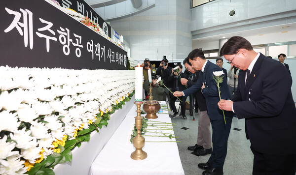 30일 오후 3시 김관영 전북특별자치도지사가 제주항공 여객기 사고 희생자 합동분향소를 방문한 후 사고 현장을 찾아 전북지역 유가족과 면담을 진행했다[사진=전북자치도 제공]