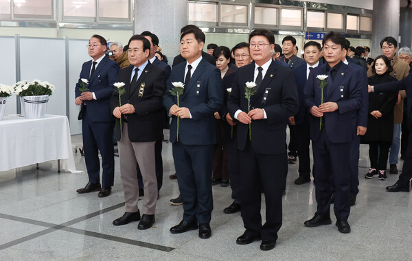 김관영 도지사는 먼저 무안종합스포츠파크에 마련된 무안 합동분향소에서 헌화와 묵념을 통해 희생자들을 추모한 뒤 유가족과 직접 만났다. 면담 자리에서 김 도지사는 유가족들의 손을 잡으며 위로의 말을 전했다.[사진=전북자치;도 제공]