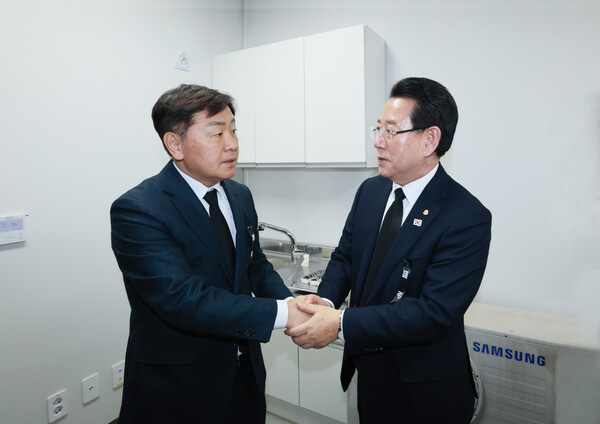 김관영 도지사는 30일 무안공항 전남도청 상황실을 방문해 김영록 전남도지사를 만나 상황을 공유받고 지원 방향에 대해 논의하고 있다.[사진=전북도 제공]