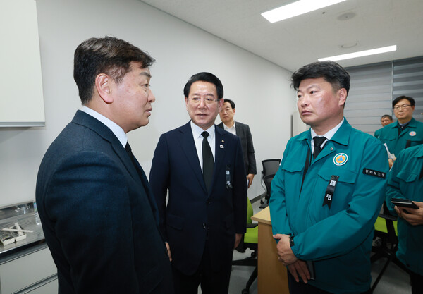 김관영 도지사는 30일 무안공항 전북특별자치도자원봉사센터를 방문에 직원들을 격려하고 있다.[사진=전북도 제공]