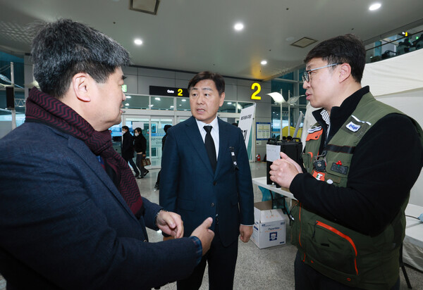 김관영 도지사는 30일 무안공항 전북특별자치도자원봉사센터를 방문에 직원들을 격려하고 있다.[사진=전북도 제공]