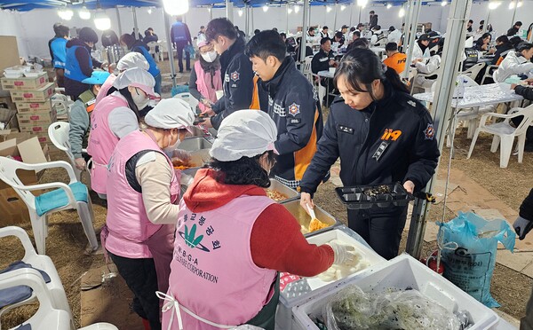 지난해 12월 30일부터 제주항공 사고 현장에 통합자원봉사단을 운영하며 유가족과 현장 인력들에게 정성 가득한 식사와 온기를 전했다.[사진=전북자치도 제공]