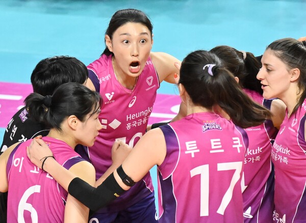 만원 관중 앞에서 <b>김연경</b> 생일 자축포, <b>흥국생명</b> 정규리그 <b>우승</b>까지 1점
