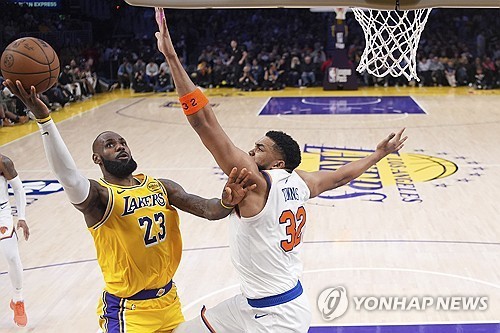 NBA <b>레이커스</b>, 연장전 끝에 뉴욕 닉스 제압하며 <b>8연승</b> 질주
