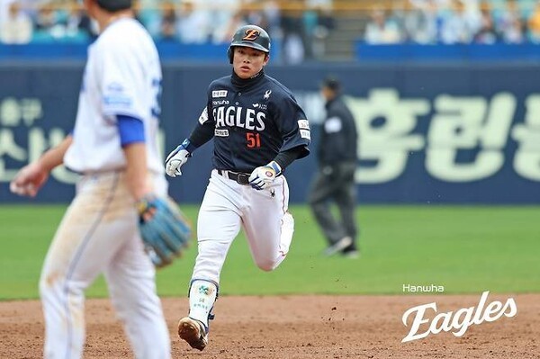 <b>한화</b>, <b>문현빈</b>의 극적 홈런으로 <b>삼성</b> 꺾고 연패 탈출