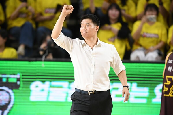 <b>조상현</b> "일찍 끝내고 싶다" vs 전희철 "스윕은 안 된다"…벼랑 끝 SK와 승...