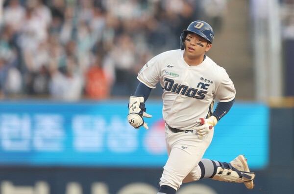 삼성, 1위 LG 상대 <b>싹쓸이</b>로 4위 탈환...<b>두산</b>은 키움에 0-1패배 '20이닝 ...