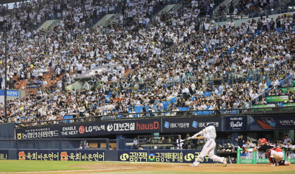 KBO리그, 사상 첫 1200만 <b>관중</b> 향해 '광속 질주'... 역대 최소 경기 600만...