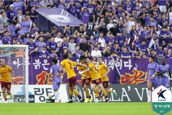 <b>아사니</b>-신창무 '환상 콤비'…<b>광주</b>FC, 10명 안양 꺾고 5위 도약