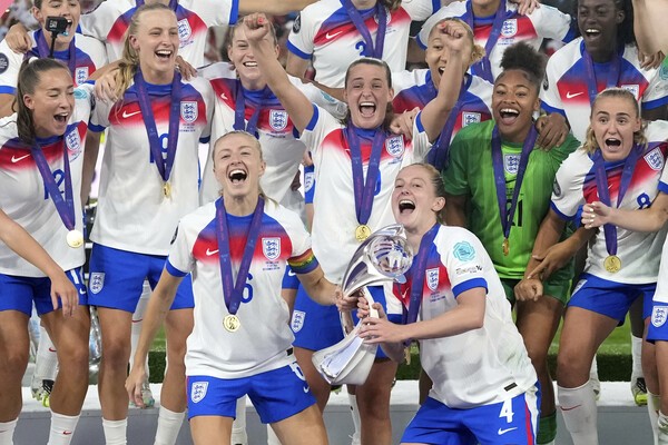 <b>잉글랜드</b>, 스페인 꺾고 <b>여자 유로</b> 2연패…축구 종가 위용 떨치다