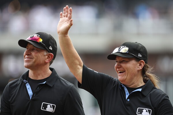 <b>MLB</b> 150년 깬 <b>젠 파월</b>, 최초 <b>여성 심판</b> 역사 쓰다