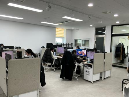 글로벌웹툰허브센터에 입주를 마친 웹툰 기업 관계자들이 근무를 하고 있다[사진=순천시 제공]