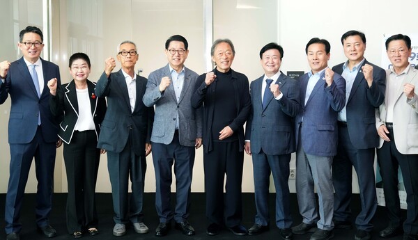 김영록 전라남도지사가?30일 여수?GS칼텍스 예울마루에 열린?‘제9회 여수음악제 개막식’에 참석해 주요내빈들과 기념촬영을 하고 있다.[사진=전ㄴ잠도 제공]
