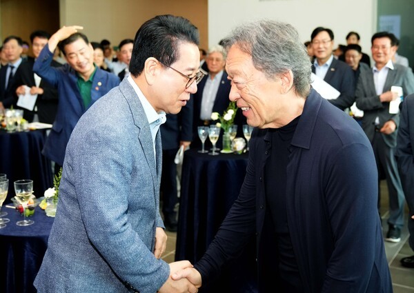김영록 전라남도지사가?30일 여수?GS칼텍스 예울마루에 열린?‘제9회 여수음악제 개막식’에 참석해 정명훈 지휘자와 인사를 나누고 있다.[사진=전남도 제공]