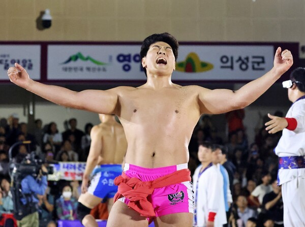 <b>최정만</b>, 추석씨름대회서 통산 23번째 <b>금강장사 등극</b>..."씨름계 레전드 ...