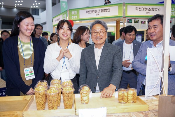 강기정 광주광역시장이 18일 오후 시청 시민홀에서 열린 '제4회 광주사회적경제 박람회'에 참석해 전시장을 둘러보고 있다.[사진=광주광역시 제공]