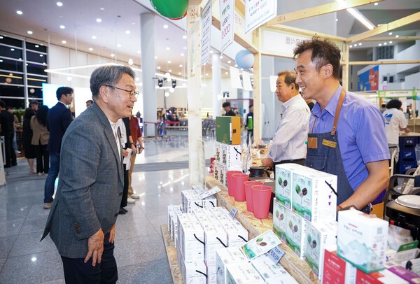 강기정 광주광역시장이 18일 오후 시청 시민홀에서 열린 '제4회 광주사회적경제 박람회'에 참석해 전시장을 둘러보고 있다.[사진=광주광역시 제공]