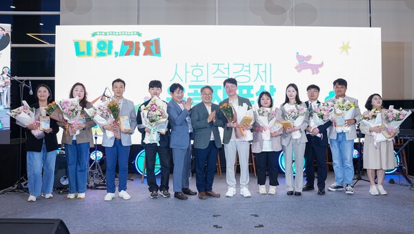 강기정 광주광역시장이 18일 오후 시청 시민홀에서 열린 '제4회 광주사회적경제 박람회'에 참석해 유공자 표창을 한 뒤 기념촬영을 하고 있다.[사진=광주광역시 제공]