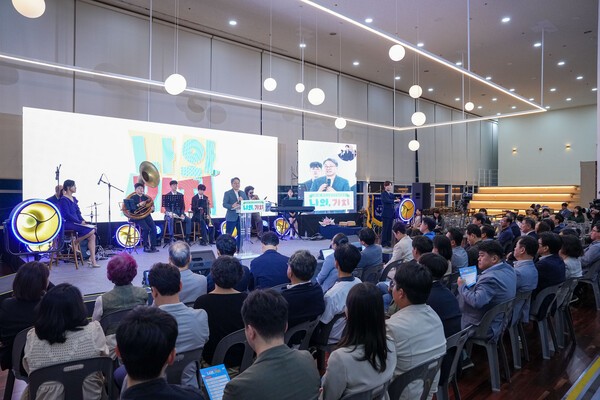 강기정 광주광역시장이 18일 오후 시청 시민홀에서 열린 '제4회 광주사회적경제 박람회'에 참석해 축사를 하고 있다.[사진=광주광역시 제공]