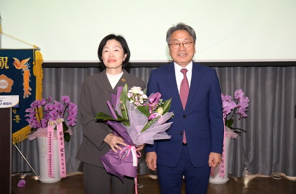 오미란 광주여성가족재단 대표이사 좌측