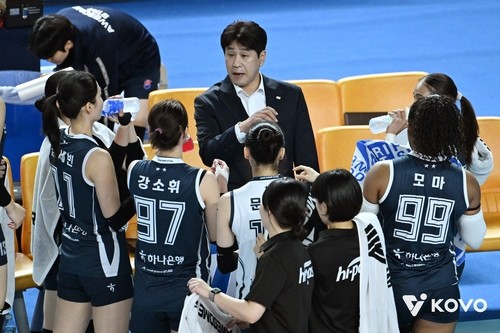 <b>도로공사</b> 김종민 감독 200승 달성하며 선두 탈환, 대한항공도 2위 도약