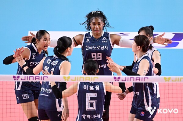 <b>모마</b> 34점 폭발! <b>도로공사</b>, 2세트 내리고도 현대건설 꺾고 단독 선두