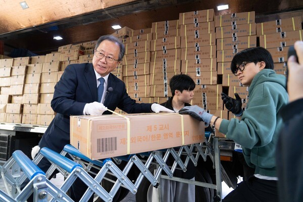 ▲김석준 교육감 10일 부산 도착한 수능문답지 확인하고 차량에서 내리고 있다.