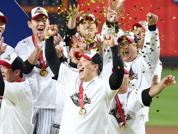 KBO 2025시즌 통합 우승을 차지한 LG 트윈스의 김현수 등이 환호하고 있는 모습  [사진=연합뉴스]