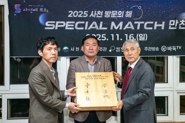 '돌부처' <b>이창호</b> 사천 특별 대국 승리, '스승' <b>조훈현</b>의 개인 통산 1,968...