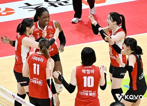 <b>페퍼</b>, '삼각편대 61점' 폭발! 현대건설 꺾고 <b>선두</b> 도로공사 맹<b>추격</b>... KB...