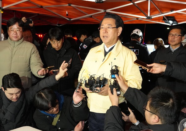 20일 새벽 전남 목포시 목포해양경찰서 전용 부두에서 김영록 전남지사가 여객선 퀸제누비아2호 좌초 사고와 관련한 브리핑을 하고 있다.[사진=전남도 제공]