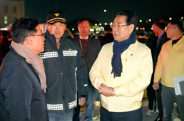 김영록 전남지사가 20일 오전 전남 목포시 목포해양경찰서 전용 부두에서 여객선 퀸제누비아2호 사고 수습 관계자들을 격려하고 있다.[사진=전남도 제공]