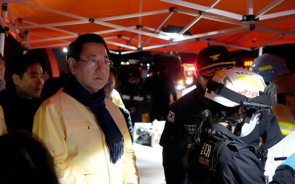 김영록 전남지사가 20일 새벽 전남 목포시 목포해양경찰서 전용 부두에서 여객선 퀸제누비아2호 탑승자 구조 현장을 걱정스러운 마음으로 지켜보고 있다.[사진=전남도 제공]