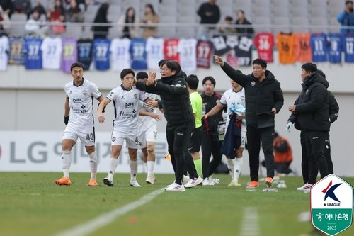 <b>김천</b>, <b>서울</b> 원정서 3-1 대승…대전과 준우승 결정전 성사