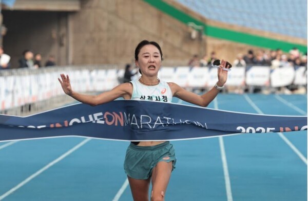 국내 여자부 우승을 차지한 이수민(삼척시청) 선수가 결승선을 통과한 직후 두 팔을 들어 환호하고 있다. (사진=대한육상연맹)