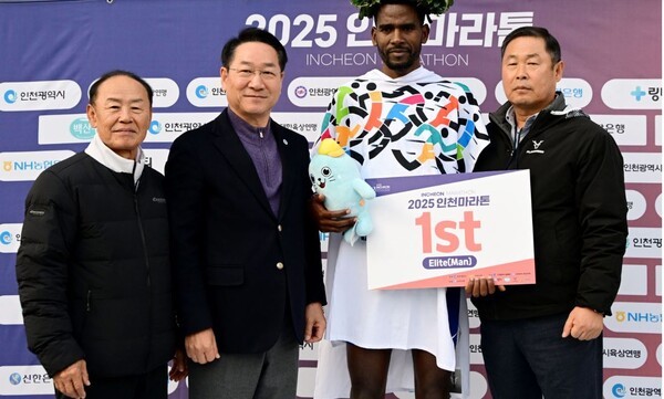 유정복 인천광역시장이 23일 문학경기장에서 열린 '2025 인천마라톤'에서 우승 선수에게 월계관을 씌워주고 있다. (사진=인천광역시청)