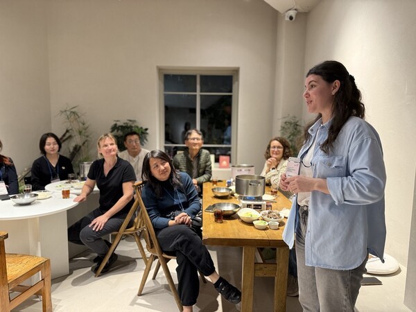 쉴랑게에 참여한 외국인 여행객들이 순천의 원도심 숙소에서 한국의 일상을 즐기고있다.[사진=순천시 제공]