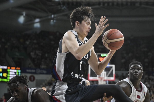 지난 7월 20일 경기도 안양 정관장 아레나에서 열린 하나은행 초청 2025 남자농구 국가대표 평가전 한국과 카타르와의 경기에서 이현중이 공을 잡아내고 있다.  [대한민국농구협회 제공]