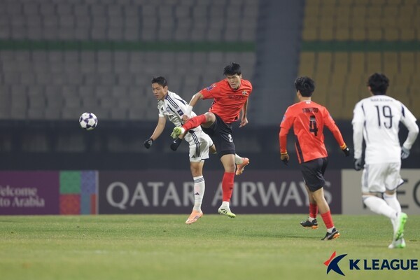 경합하는 마치다 젤비아의 오세훈과 강원FC의 박호영 [한국프로축구연맹 제공]