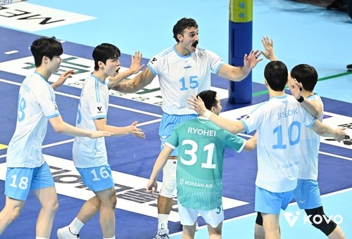 득점 후 기뻐하는 대한항공의 러셀(중앙)과 선수들 [한국배구연맹 제공]