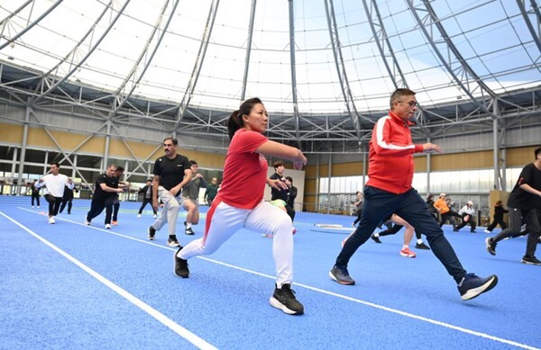 국내외 지도자들이 함께 실시한 운동 동작 실습 모습(사진=대한육상연맹)