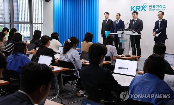 주가조작 근절 합동대응단, '1호' 사건 관련 브리핑(사진=연합뉴스) = 이승우 주가조작 근절 합동대응단장이 23일 서울 영등포구 한국거래소 서울사무소에서 '불공정거래 행위 관련 사건 1호' 브리핑을 하고 있다. 2025.9.23