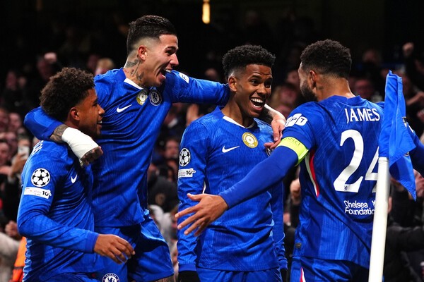 첼시의 이스테방(오른쪽에서 두 번째)가 영국 런던에서 열린 챔피언스리그 오프닝 라운드 첼시와 바르셀로나의 경기에서 팀의 두 번째 골을 넣은 뒤 동료들과 함께 기뻐하고 있다. [AP=연합뉴스]