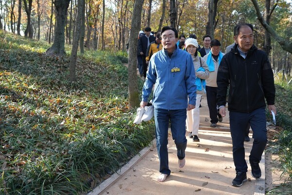 윤병태 시장(오른쪽 두 번째)이 새롭게 조성한 황토맨발길을 걷고 있다.[사진=나주시 제공]