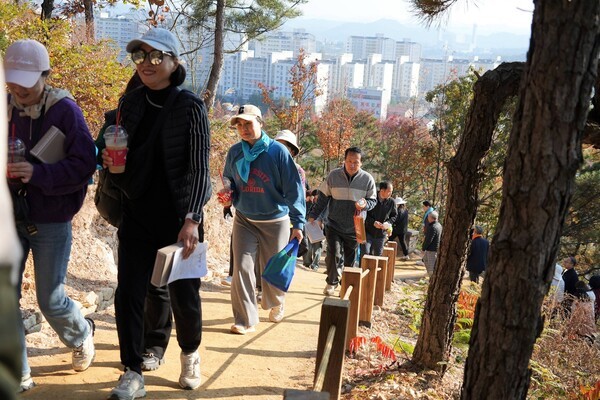 건강둘레길 행사에 참석한 시민들이 배메산을 오르고 있는 모습.[사진=나주시 제공]