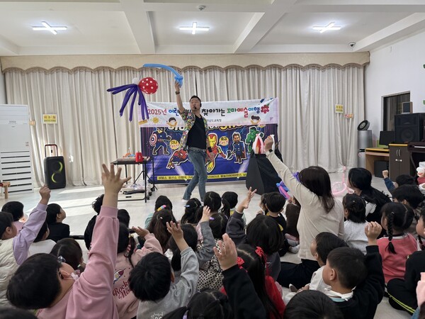 유아들을 대상으로 한 ‘찾아가는 꼬마예술여행’ 벌룬쇼가 펼쳐지고 있다.[사진=전남교육청 제공]