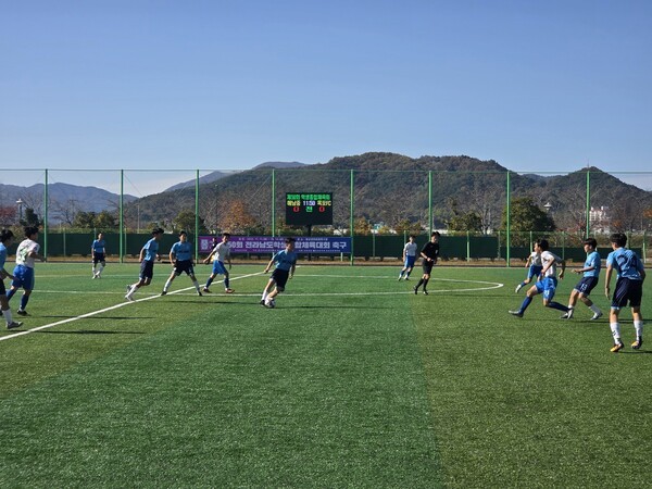 벌교생태공원축구장에서 ‘제50회 전라남도학생종합체육대회’ 축구 경기가 진행되고 있다.[사진=전남교육청 제공]